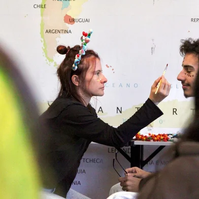 Estudantes do CETEC Ensino Médio inauguraram a performance Tribu Candy, da artista colombiana Maria Isabel Vargas. Ela vem percorrendo o mundo com doces na bagagem para promover um ritual de decoração corporal. Nesta semana, a artista de Bogotá, que já levou o projeto para outros países, como México e Islândia, colocou Caxias no seu mapa após apresentar o projeto inspirado na sua relação com um território de legado indígena e uma tribo globalizada representada pela matéria-prima que reproduz colares e acessórios tribais com doces ultraprocessados, objetos de consumo massivo.FOTO: artista colombiana Maria Isabel Vargas<!-- NICAID(16061035) -->