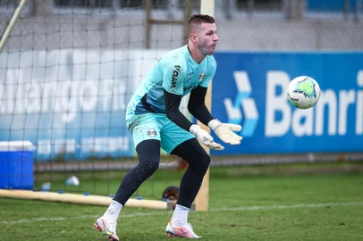 RS - FUTEBOL/TREINO GREMIO  - ESPORTES - Jogadores do Grêmio realizam treino durante a manha desta sexta-feira, na preparaÃ§Ã£o para o Campeonato Brasileiro 2020. FOTO: LUCAS UEBEL/GREMIO FBPA Paulo Victor<!-- NICAID(14722611) -->