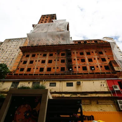 O Ministério do Trabalho e Emprego no Rio Grande do Sul decidiu embargar a demolição do Edifício Galeria XV de Novembro, localizado no Centro Histórico de Porto Alegre. O processo para desmonte do prédio, conhecido como Esqueletão, começou em janeiro.Foto: Jonathan Heckler/Agencia RBS<!-- NICAID(15691892) -->