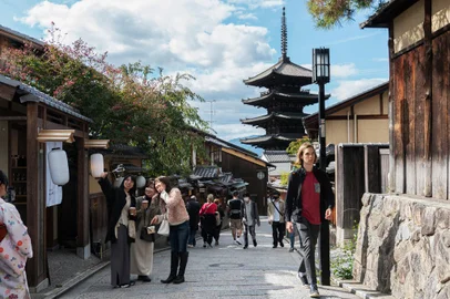 People stroll along the stone-paved pedestrianised Sannen-zaka, a popular tourist area in Kyoto on October 11, 2022. - Japan reopened its doors to tourists on October 11 after two-and-a-half years of tough Covid-19 restrictions, with officials hoping an influx of travellers enticed by a weak yen will boost the economy. (Photo by Fred MERY / AFP)Editoria: HTHLocal: KyotoIndexador: FRED MERYSecao: diseaseFonte: AFPFotógrafo: STR<!-- NICAID(15232372) -->