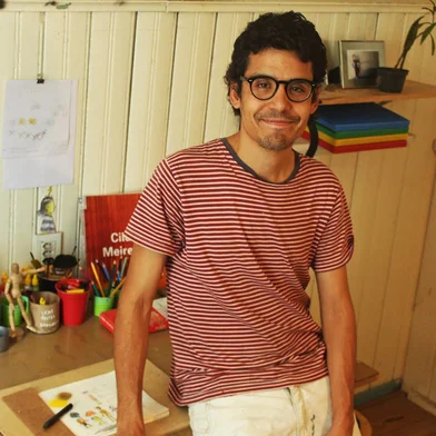 Em passagem por Caxias do Sul, o artista fluminese Lucas Leite vai ministrar neste sábado, dia 27 de julho, duas oficinas no Instituto de Leitura Quindim. A primeira oficina "Desenho livre" ou "As mil formas de ser livre desenhando", acontecerá no turno da manhã, das 10h às 12h30. Já à tarde, das 14h às 17h, a oficina será de "Aquarela para crianças e adolescentes". A faixa etária das oficinas é entre 05 a 15 anos, mas os papais que quiserem acompanhar também poderão se inscrever. O valor por pessoa é de R$ 80,00, com material incluso, e a inscrição é feita pelo WhatsApp do Instituto Quindim (54) 99962.5177.<!-- NICAID(15820139) -->
