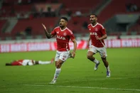 PORTO ALEGRE, RS, BRASIL, 12-07-2025: Internacional x Vitória pelo Campeonato Brasileiro. A retomada do futebol no Beira Rio após a parada para a Copa do Mundo de Clubes para a 13ª rodada, é a chance do time de Roger Machado em buscar a saída do Z4. Foto: Renan Mattos/Agência RBS<!-- NICAID(16079334) -->
