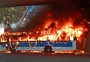 Ônibus são incendiados e ruas bloqueadas após operação que matou chefe do tráfico e outras sete pessoas no Rio