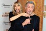 Após polêmicas envolvendo divórcio, Jennifer Flavin e Sylvester Stallone simulam briga em tapete vermelho