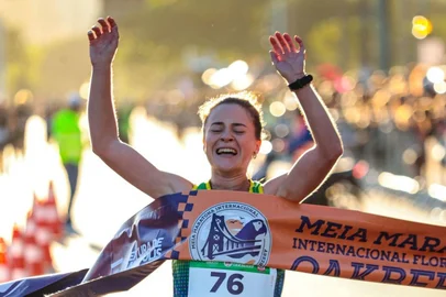 A atleta Hélen Spadari, de 28 anos, natural de Pinto Bandeira, teve destaque neste domingo (3) ao disputar a Meia Maratona Internacional de Florianópolis. A corredora da Serra Gaúcha competiu na elite feminina e conquistou a quarta colocação geral nos 21km quilômetros.<!-- NICAID(16278107) -->