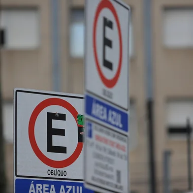 CAXIAS DO SUL, RS, BRASIL, 25/01/2025. São Francisco de Paula terá estacionamento rotativo a partir de fevereiro. Na foto, imagens gerais do Estacionamento Rotativo no centro de Caxias do Sul. (Porthus Junior/Agência RBS)<!-- NICAID(15961376) -->