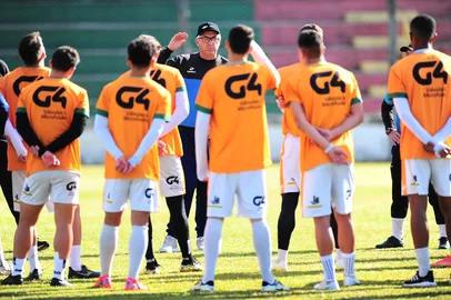 VERANÓPOLIS, RS, BRASIL, 10/07/2025. Treino do Veranópolis no estádio Antônio David Farina. O VEC está disputando Campeonato Gaúcho Série A2, Divisão de Acesso. Na foto, técnico do Veranópolis, Gelson Conte (C). (Porthus Junior/Agência RBS)<!-- NICAID(16078414) -->