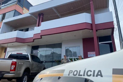 Três pessoas da mesma família são encontradas mortas em apartamento em Ronda Alta<!-- NICAID(16021044) -->