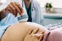 Cropped shot of a pregnant woman during ultrasound scanning at the hospital, clinic.Ultrassom em grávida - Foto: NDABCREATIVITY/stock.adobe.comFonte: 629446529<!-- NICAID(15606917) -->