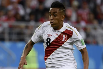 Peru's midfielder Christian Cueva controls the ball during the Russia 2018 World Cup Group C football match between Peru and Denmark at the Mordovia Arena in Saransk on June 16, 2018. (Photo by Filippo MONTEFORTE / AFP) / RESTRICTED TO EDITORIAL USE - NO MOBILE PUSH ALERTS/DOWNLOADSEditoria: SPOLocal: SaranskIndexador: FILIPPO MONTEFORTESecao: soccerFonte: AFPFotógrafo: STF<!-- NICAID(13930554) -->