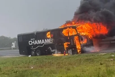 O ônibus particular da banda Chamamento, conjunto tradicionalista de Vacaria, pegou fogo enquanto trafegava pela BR-277, no interior do Paraná, na manhã deste domingo. Apesar do susto,  todos os ocupantes do veículos conseguiram sair a tempo e não houve feridos. Todo o equipamento, porém, foi perdido, assim como o veículo. <!-- NICAID(16355939) -->