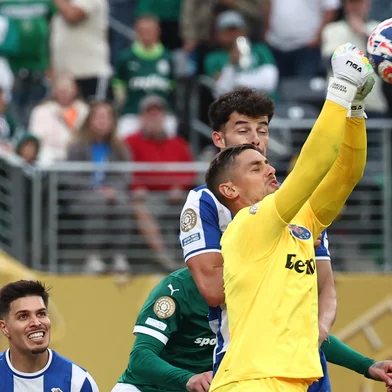 FC Porto's Portuguese goalkeeper #14 Claudio Ramos jumps for the ball during the Club World Cup 2025 Group A football match between Brazil's Palmeiras and Portugal's FC Porto at the MetLife stadium East Rutherford, New Jersey on June 15, 2025. (Photo by FRANCK FIFE / AFP)<!-- NICAID(16060281) -->