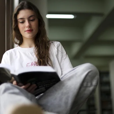 SÃO LEOPOLDO, RS, BRASIL, 20-08-2025: Como os familiares podem ajudar na criação de uma rede de apoio ao estudante que ingressa na graduação. Na foto: Helen Rockenback, aluna do segundo semestre de Design na Unisinos, conta com o apoio dos pais para cursar a graduação. Foto: Camila Hermes/Agencia RBS<!-- NICAID(16105919) -->