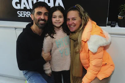 CAXIAS DO SUL, RS, BRASIL, 11/08/2022. Pablo Beck Puhle e Verônica Formolo Dalla Vecchia Beck Puhle, pai e filha que  fazem sucesso no Instagram e Tik Tok com vídeos onde apresentam diversas danças e coreografias, entrevistados do podcast Tua Voz Serra. Na foto, Giovana Formolo Dalla Vecchia e Pablo Beck Puhle, pais de Verônica (ao centro).(Bruno Todeschini/Agência RBS)<!-- NICAID(15172482) -->