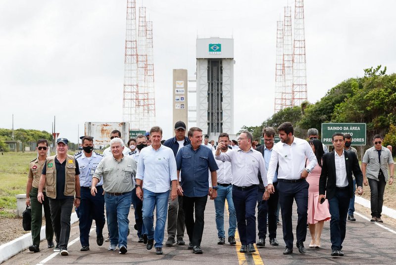 (Alcântara - MA, 11/02/2021) Presidente da República Jair Bolsonaro, posa para fotografia com famílias e lideranças de agrovilas locais.Foto: Alan Santos/PRIndexador: Alan Santos<!-- NICAID(14712582) -->
