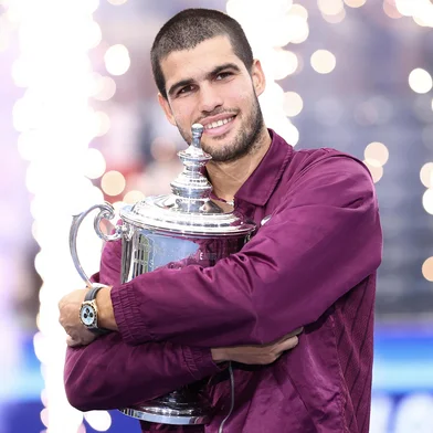 Spains Carlos Alcaraz celebrates with his trophy winning over Italys Jannik Sinner during their men's singles final tennis match on day fifteen of the US Open tennis tournament at the USTA Billie Jean King National Tennis Center in New York City, on September 7, 2025. (Photo by CHARLY TRIBALLEAU / AFP)<!-- NICAID(16119477) -->