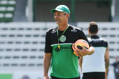 CAXIAS DO SUL, RS, BRASIL, 31/10/2013. Treino do Juventude no estádio Alfredo Jaconi. Na foto, o técnico Lisca. (Diogo Sallaberry/Pioneiro)Indexador: Diogo Sallaberry<!-- NICAID(9918867) -->