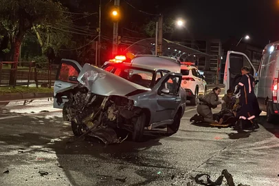 Marcos Pacheco / RBS TV Duas mulheres ficam feridas após carro bater em poste na Zona Sul de Porto Alegre<!-- NICAID(16168611) -->