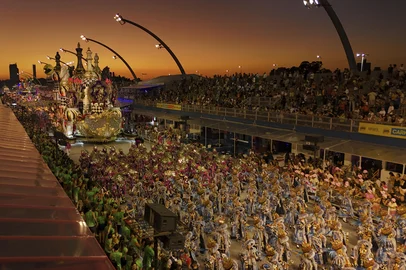 CARNAVAL 2025 SPSP - CARNAVAL/SP/ROSAS DE OURO - GERAL - Desfile da escola de samba Rosas de   Ouro pelo Grupo Especial do Carnaval   2025 de São Paulo, no Sambódromo do   Anhembi, na zona norte da capital   paulista, na madrugada deste sábado, 1   de março de 2025.    01/03/2025 - Foto: LECO VIANA/THENEWS2/ESTADÃO CONTEÚDOEditoria: GERALLocal: SÃO PAULOIndexador: LECO VIANAFonte: Thenews2Fotógrafo: THENEWS2<!-- NICAID(15988738) -->