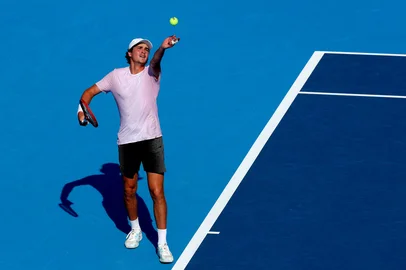 MASON, OHIO - AUGUST 09: Joao Fonseca of Brazil serves to Alejandro Davidovich Fokina of Spain during the Cincinnati Open at Lindner Family Tennis Center on August 09, 2025 in Mason, Ohio.   Matthew Stockman/Getty Images/AFP (Photo by MATTHEW STOCKMAN / GETTY IMAGES NORTH AMERICA / Getty Images via AFP)<!-- NICAID(16099507) -->