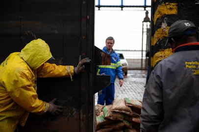PORTO ALEGRE, RS, BRASIL - 24/06/2024 - Fechamento da comporta 4 no Cais Mauá. FOTO: CAMILA HERMES, AGÊNCIA RBS<!-- NICAID(15796775) -->