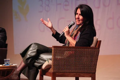 Escritora Martha Medeiros encantou o público contando seus segredos do processo de criação de uma crônica.Cerca de 100 leitores da escritora prestigiaram o bate-papo com o jornalista Marcos Fernando Kirst, durante a Feira do Livro de 2022.Evento ocorreru na terça-feira (11/10), no Teatro Pedro Parenti, na 38ª Feira do Livro de Caxias do Sul.<!-- NICAID(15362075) -->