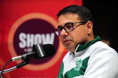 CAXIAS DO SUL, RS, BRASIL, 14/04/2023. Presidente do Juventude, Fábio Pizzamiglio, participa do programa Show dos Esportes no estúdio da Rádio Gaúcha Serra. (Porthus Junior/Agência RBS)<!-- NICAID(15403389) -->