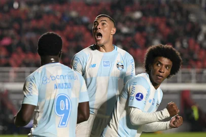 Gremio's forward #95 Carlos Vinicius (C) celebrates after scoring the opening goal from the penalty spot with teammates Belgian midfielder #09 Francis Amuzu and midfielder #10 Willian during the Copa Sudamericana group stage football match between Argentina's Deportivo Riestra and Brazil's Gremio at the Pedro Bidegain stadium in Buenos Aires on May 5, 2026. (Photo by JUAN MABROMATA / AFP)Editoria: SPOLocal: Buenos AiresIndexador: JUAN MABROMATASecao: soccerFonte: AFPFotógrafo: STF<!-- NICAID(16279437) -->