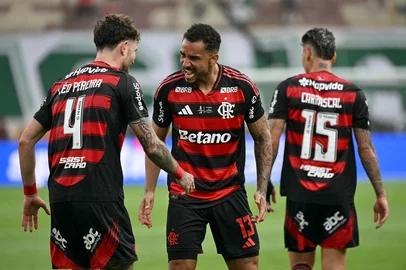 Flamengo's defender #13 Danilo (C) celebrates with teammates defender #04 Leo Pereira and Colombian midfielder #15 Jorge Carrascal after scoring his team's first goal during the all Brazilian Copa Libertadores final football match between Palmeiras and Flamengo at Monumental 'U' Marathon stadium in Lima on November 29, 2025. (Photo by Luis ACOSTA / AFP)Editoria: SPOLocal: LimaIndexador: LUIS ACOSTASecao: soccerFonte: AFPFotógrafo: STF<!-- NICAID(16177061) -->