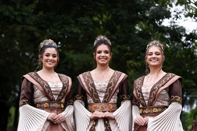 BROCHIER, RS, BRASIL, 14-02-2024: Especial sobre a cultura de Soberanas de festas e municípios no Rio Grande do Sul. Em Brochier, a reportagem acompanhou um dia na rotina da corte composta pela Rainha Bianca Prass, 23 anos,  e as Princesas Nina de Souza, 22 anos e Kétlin Joner, 24 anos. Na foto, Bianca (C), Nina (E) e Kétlin (D). Foto: Bruno Todeschini/Agência RBS<!-- NICAID(16246443) -->