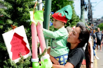 O espírito de união marcou a abertura do 36° Sonho de Natal de Canela, que ocorreu nesta sexta-feira (27). Com caráter comunitário, o evento reuniu representantes de empresas, escolas e entidades de todas as faixas etárias na decoração das Árvores do Sonho. Em parceria com a Associação Comercial e Industrial de Canela (ACIC), a Secretaria Municipal de Turismo e Cultura disponibilizou 70 árvores natalinas para que a comunidade colocasse os enfeites.<!-- NICAID(15581809) -->