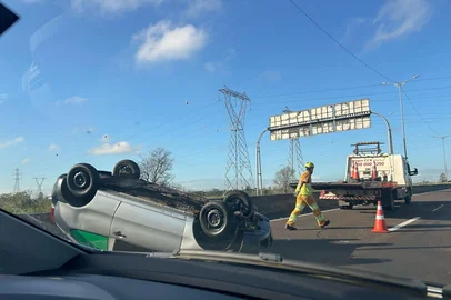 Um capotamento provoca congestionamento na manhã desta quarta-feira (26) na BR-448, em Canoas, Região Metropolitana. O acidente ocorreu no sentido Interior-Capital.<!-- NICAID(16003555) -->