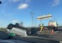 Carro capota e provoca congestionamento na BR-448, em Canoas; uma pessoa ficou ferida