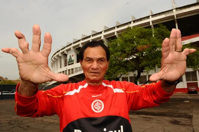 Os atletas que jogaram com Pelé.Ex-goleiro Manga no estádio Beira-Rio.<!-- NICAID(5767584) -->