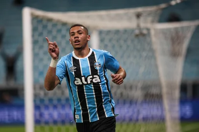 PORTO ALEGRE, RS, BRASIL, 08-07-2025: Na Arena, Grêmio enfrenta o São José valendo o título da Recopa. O duelo promove o encontro entre o campeões do Gauchão 2024 — o Tricolor — e da Copa FGF do ano passado — o Zeca. Na foto, Gol de Alysson, para o 1-0. Fotos: Duda Fortes/Agência RBS<!-- NICAID(16076185) -->