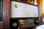 Colecionador de rádios antigos: Daltro de Souza D'Arisbo tem 156 rádios funcionando e 14 para restaurar. São modelos nacionais e de outros países espallhados por todo seu apartamento.<!-- NICAID(7259860) -->
