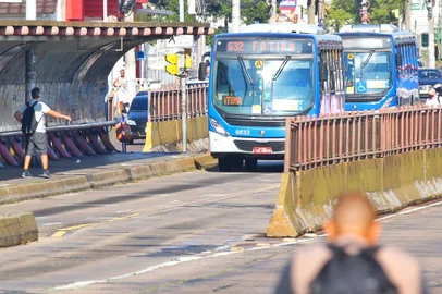 PORTO ALEGRE, RS, BRASIL, 23/02/2021-  Movimento nos ônibus de Porto Alegre com as novas restrições da bandeira preta.  Foto: Lauro Alves  / Agencia RBS<!-- NICAID(14720254) -->