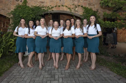 Previsto para ocorrer no dia 10 de abril, o concurso de escolha da rainha e princesas da Festa da Uva 2022, em Caxias do Sul, será adiado novamente até que a cidade volte a ser incluída na bandeira laranja no modelo de Distanciamento Controlado definido pelo governo do Estado. A nova data será definida assim que o risco de contágio da covid-19 esteja compatível com uma possível flexibilização dos protocolos sanitários.Indexador: FLAVIAFERME<!-- NICAID(14743972) -->