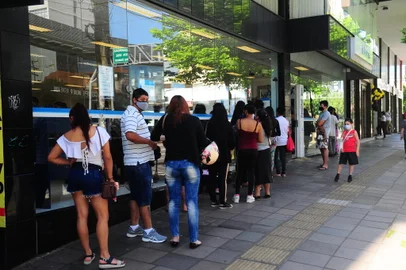 CAXIAS DO SUL, RS, BRASIL, 23/11/2021. Fila para a procura do Cartão Cidadão do governo do Estado, do programa Devolve ICMS, no Banrisul. (Porthus Junior/Agência RBS)<!-- NICAID(14948737) -->