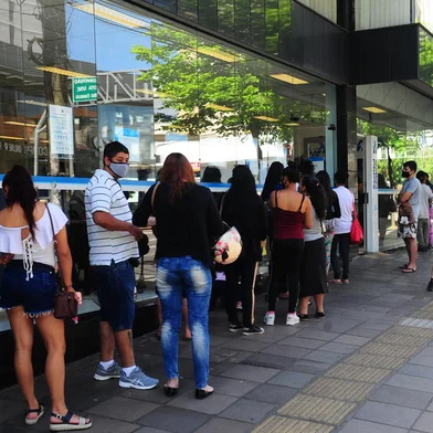 CAXIAS DO SUL, RS, BRASIL, 23/11/2021. Fila para a procura do Cartão Cidadão do governo do Estado, do programa Devolve ICMS, no Banrisul. (Porthus Junior/Agência RBS)<!-- NICAID(14948737) -->