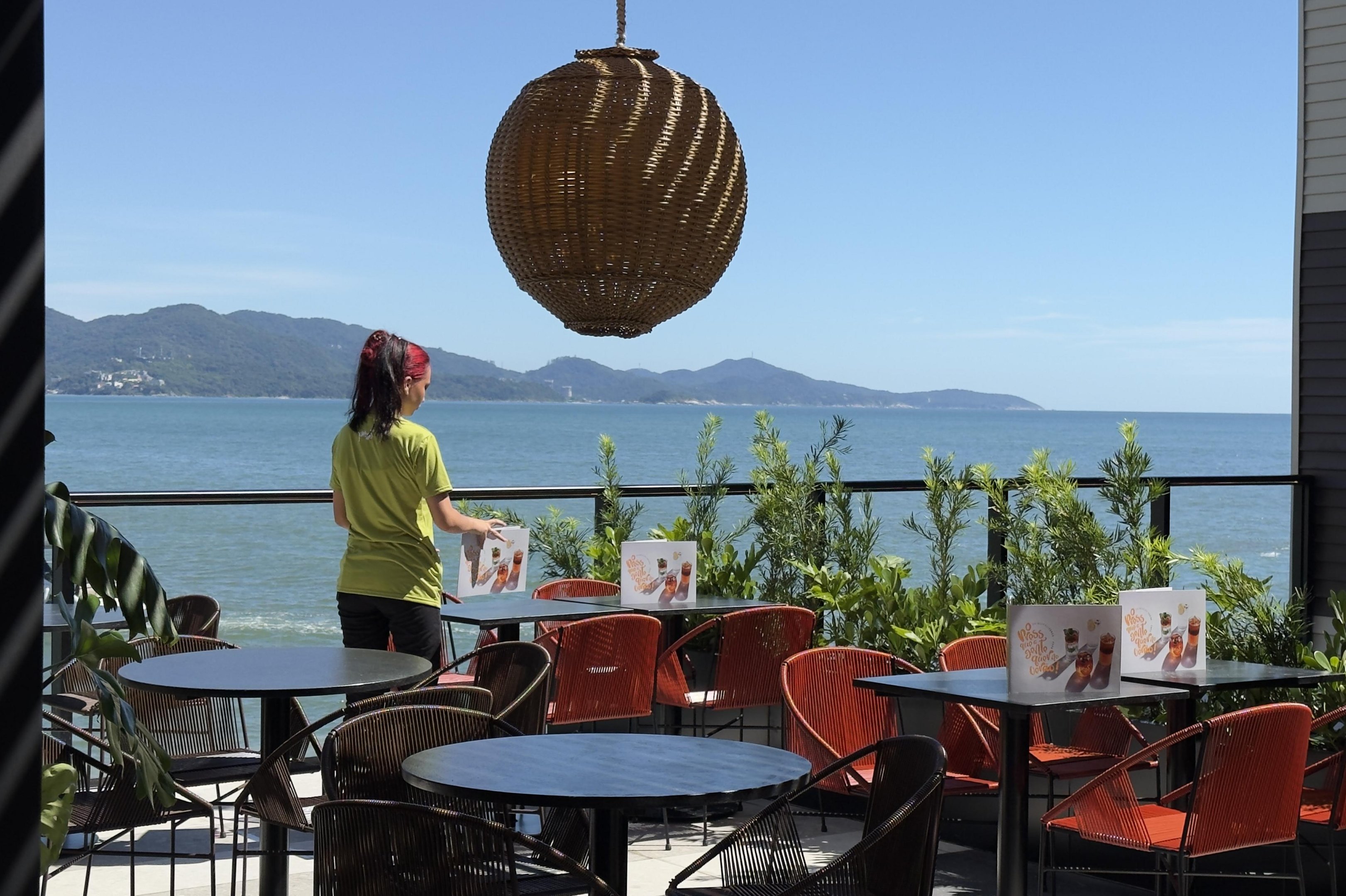 Grupo ga&uacute;cho inaugura cafeteria no novo p&iacute;er de Itapema, que virou point do ver&atilde;o em SC