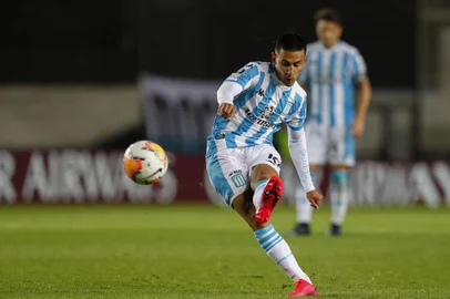 Argentina's Racing Club midfielder Matias Rojas shoots to score against Venezuela's Estudiantes de Merida during their closed-door Copa Libertadores group phase football match at the Presidente Peron Stadium in Buenos Aires, on October 21, 2020, amid the COVID-19 novel coronavirus pandemic. (Photo by AGUSTIN MARCARIAN / POOL / AFP)Editoria: SPOLocal: Buenos AiresIndexador: AGUSTIN MARCARIANSecao: soccerFonte: POOLFotógrafo: STR<!-- NICAID(15386961) -->