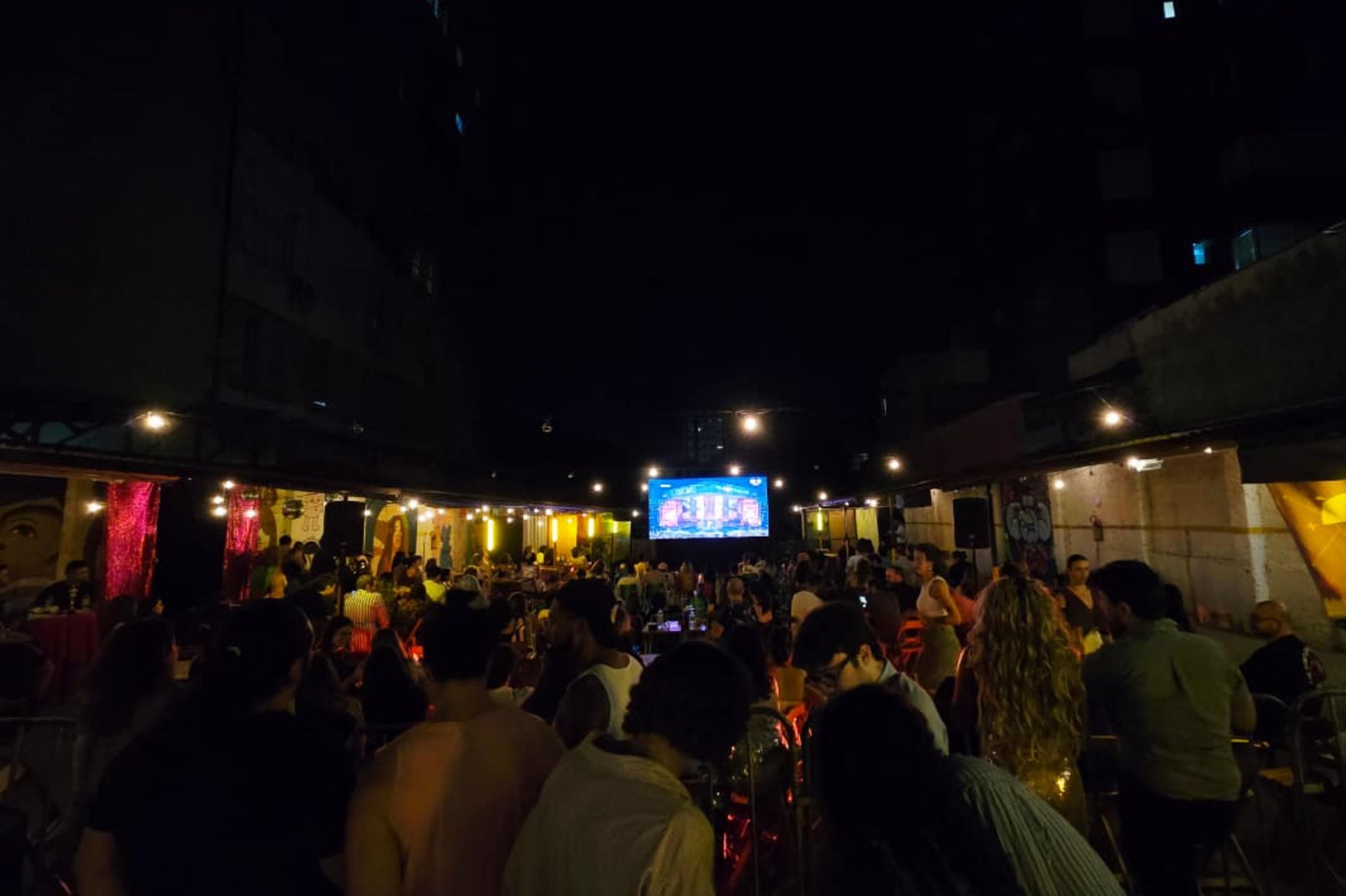 Vaias e gritos de "roubado": p&uacute;blico reage &agrave; derrota do Brasil no Oscar em bar de Porto Alegre