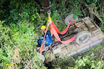 Homem de 79 anos morre em acidente com trator no interior de Veranópolis. Vítima foi encontrada debaixo do veículo, em meio a galhos de árvores e arbustos, em um morro íngreme, na noite de terça-feira.<!-- NICAID(16203760) -->