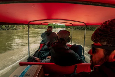 Projeto idealizado pela empresa caxiense Engiture. Uma das etapas do projeto é de colocação de placas solares na Aldeia Sagrada, do povo indígena Yawanawá, na selva Amazônica.Outra etapa é a realização de um documentário com a seguinte ficha técnica:Direção Executiva: Felipe Vaccari Direção: Andrei Castanha Direção de Fotografia: Gabriela Demore e Antonio ValienteCâmeras: Gabriela Demore, Antonio Valiente e Andrei CastanhaImagens de Drone: Antonio ValienteAgência: Flowww Digital (Roteiro, Direção e Finalização)Oficina de arte e Graffiti: Fábio Flop Engenharia e Montagem: Alexandre Cezar, Fabio Neumann e Tiago StaudtE a outra etapa do projeto é uma oficina de grafite com o arista Fábio Flop, ilustrador do Jornal PioneiroNA FOTO: em primeiro plano, de óculos, Fábio Flop<!-- NICAID(15397454) -->
