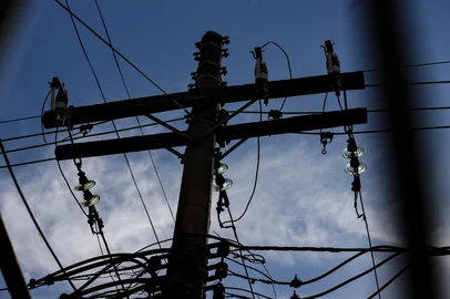 Estabelecimentos comerciais e residências estão sofrendo problemas diferentes no fornecimento de energia elétrica por parte da CEEE. Cases no bairro Bom Fim e Moinhos de Vento.Indexador: DF<!-- NICAID(15990100) -->
