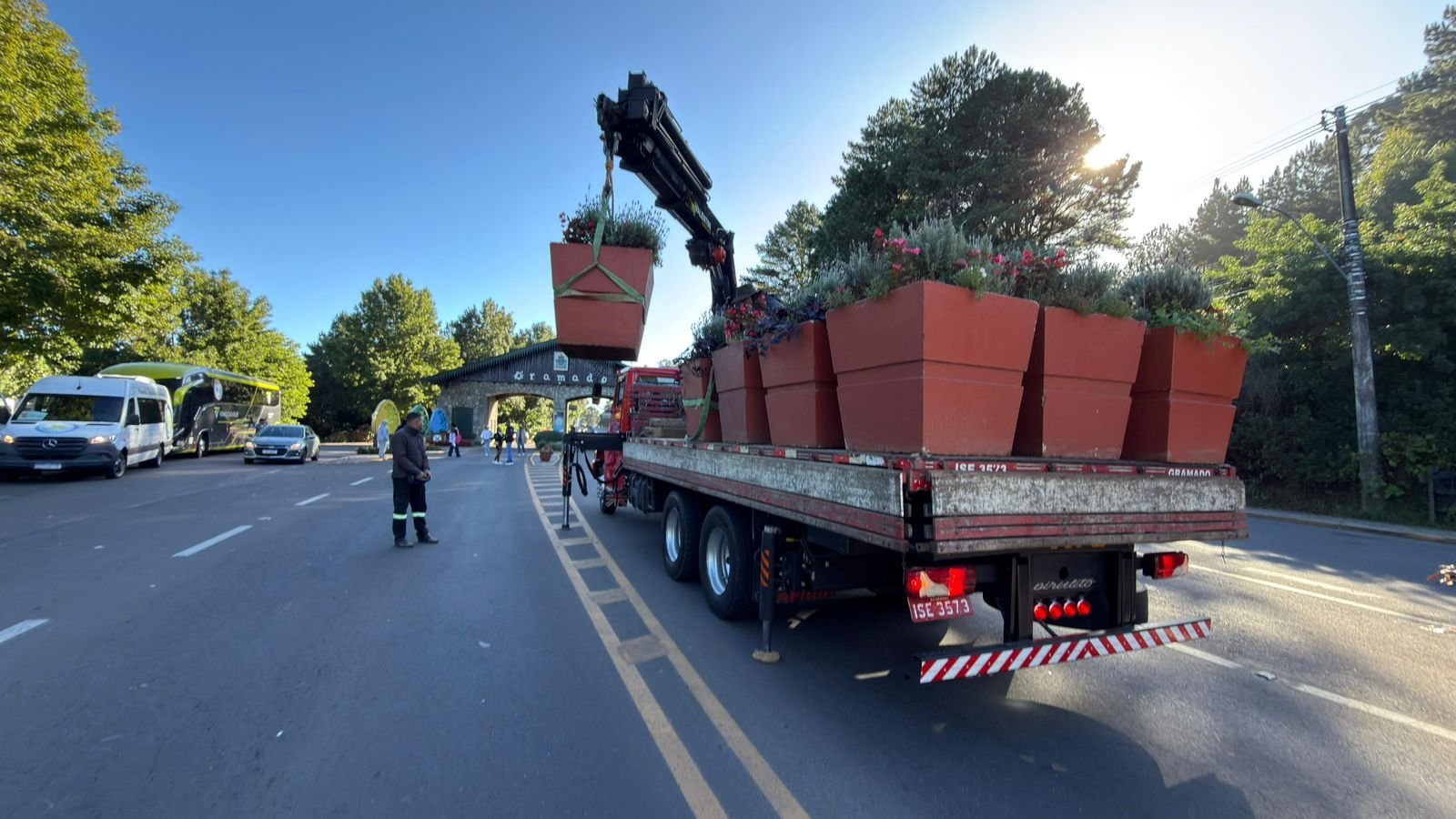Acidente com caminh&atilde;o danifica p&oacute;rtico de Gramado e interdita trecho da RS-235