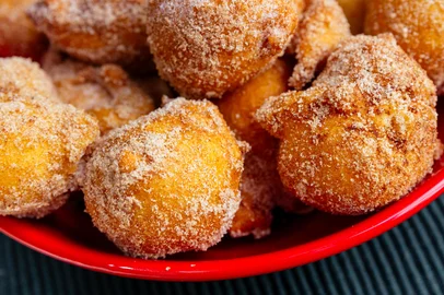 PORTO ALEGRE, RS, BRASIL, 18/01/2017 : Destemperados: Receitas com cara de praia: tainha recheada com camarão, violinha frita, pastel de carne, bolinho de chuva, galinha escabelada e rosca de polvilho. (Omar Freitas/Agência RBS)Indexador: Omar Freitas<!-- NICAID(12686782) -->