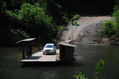 NOVA ROMA DO SUL, RS, BRASIL, 13/09/2022. Balsa sobre o Rio das Antas, no trecho que liga Nova Roma do Sul a Nova Pádua. (Bruno Todeschini/Agência RBS)<!-- NICAID(15206720) -->