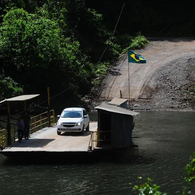 NOVA ROMA DO SUL, RS, BRASIL, 13/09/2022. Balsa sobre o Rio das Antas, no trecho que liga Nova Roma do Sul a Nova Pádua. (Bruno Todeschini/Agência RBS)<!-- NICAID(15206720) -->